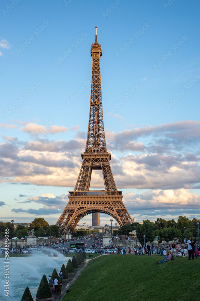 Naklejka premium eiffel tower at sunset