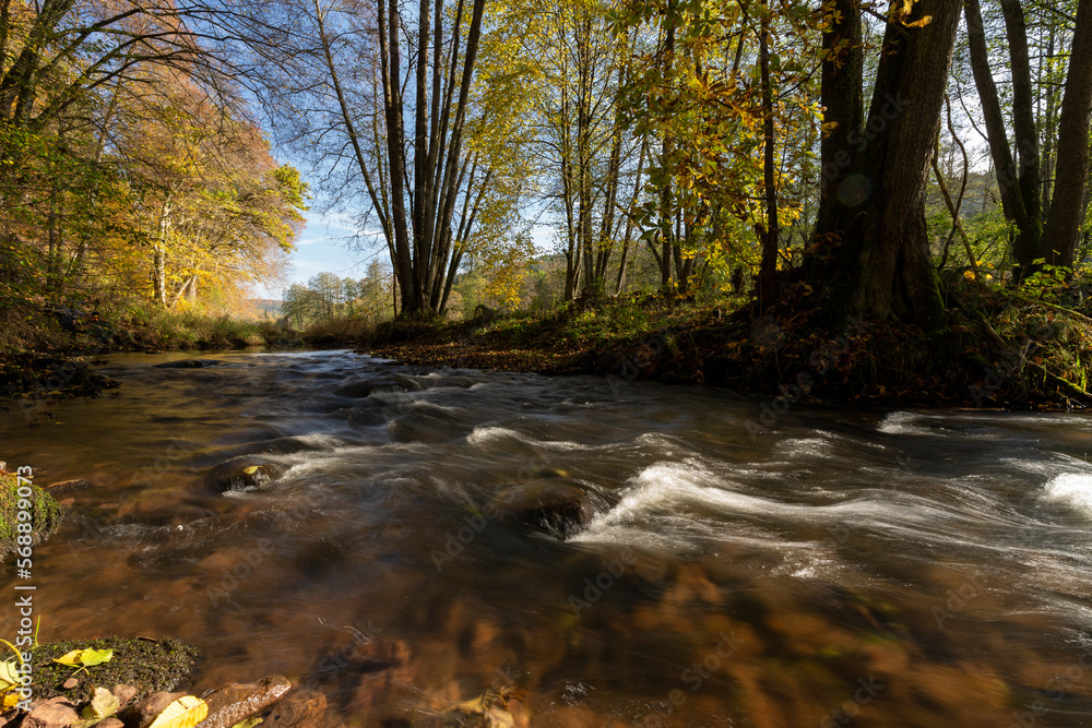 Die Schondra im Naturschutzgebiet Unteres Schondratal, zwischen der Gemeinde Heiligkreuz und Gräfendorf, Unterfranken, Franken, Bayern, Deutschland Die Schondra im Naturschutzgebiet Unteres Schondratal, zwischen der Gemeinde Heiligkreuz und Gräfendorf, Unterfranken, Franken, Bayern, Deutschland