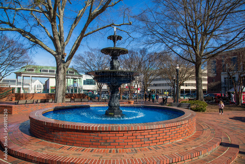 Canvas-taulu A gorgeous winter landscape at the Marietta Square with red brick footpath, a wa