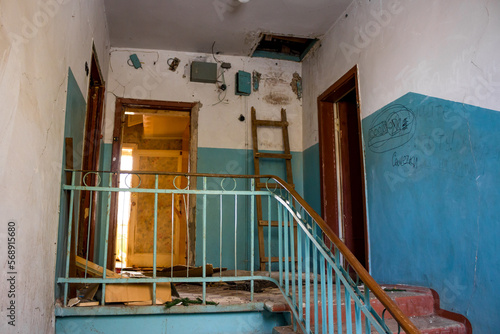 Fotografie Entrance in an abandoned apartment building after the resettlement of residents