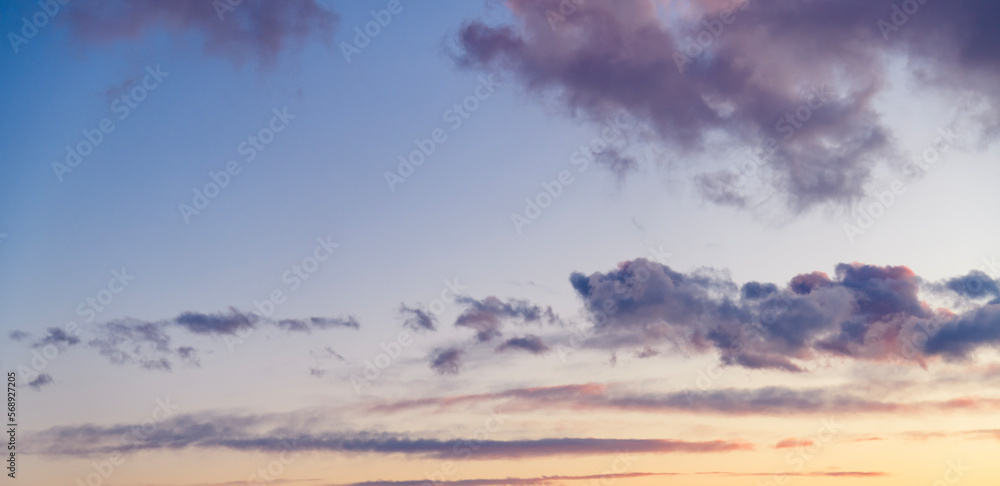 Obraz premium Beautiful orange bright sunset sky with dramatic clouds. Sunset sky background.