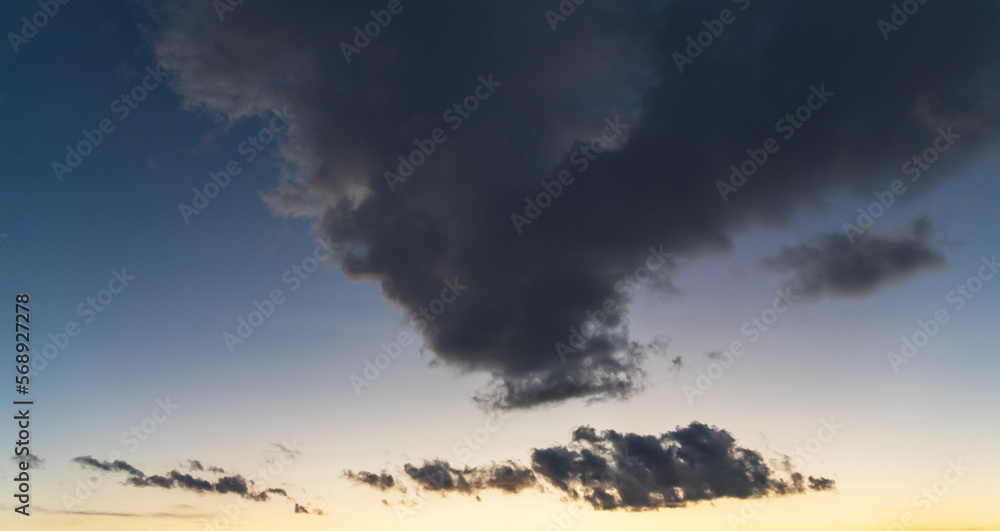 Obraz premium Beautiful orange bright sunset sky with dramatic clouds. Sunset sky background.