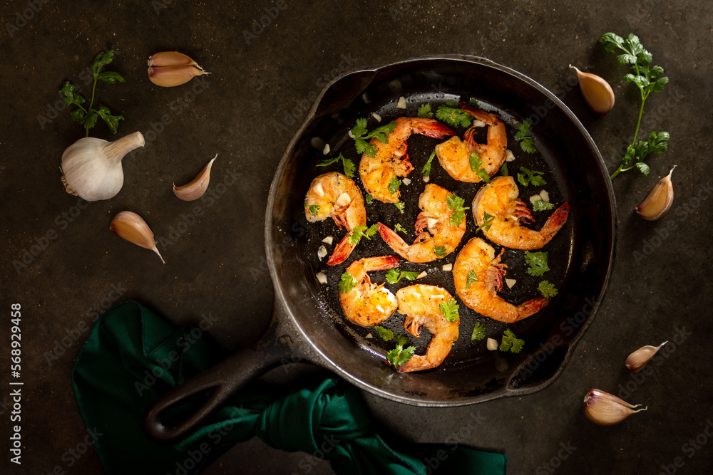 a cast iron skillet with gilled shrimp