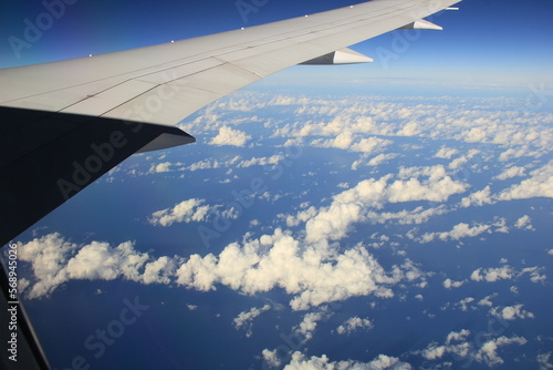 海面に影を落としている雲を、更に上空の飛行機から見た風景