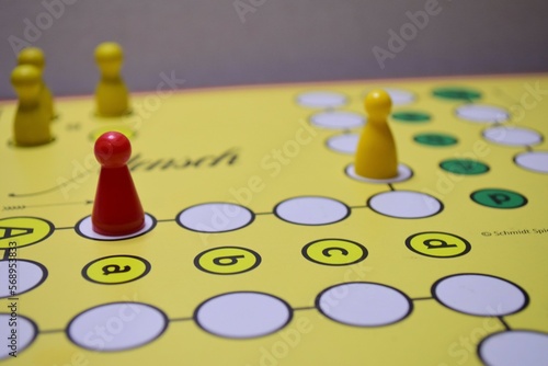 Mensch ärgere dich nicht - Spiel ~ Figuren - rot gelb