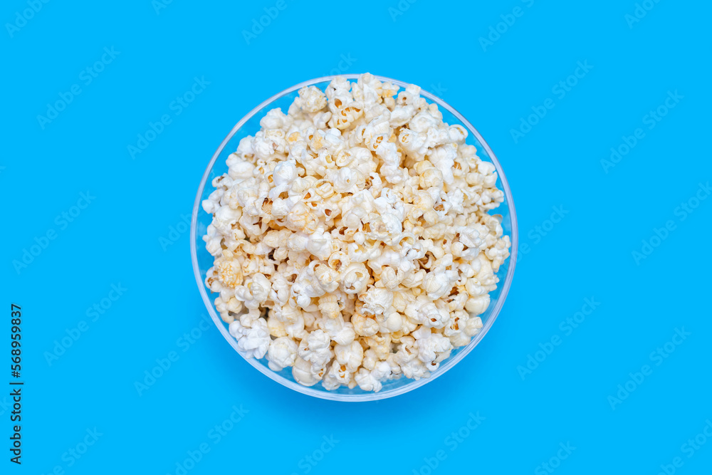 Popcorn in a large glass bowl on a deep background with a top view. Crispy classic popcorn snack for watching movies and series. Delicious light snack for watching TV and evening leisure Popcorn in a large glass bowl on a deep background with a top view. Crispy classic popcorn snack for watching movies and series. Delicious light snack for watching TV and evening leisure