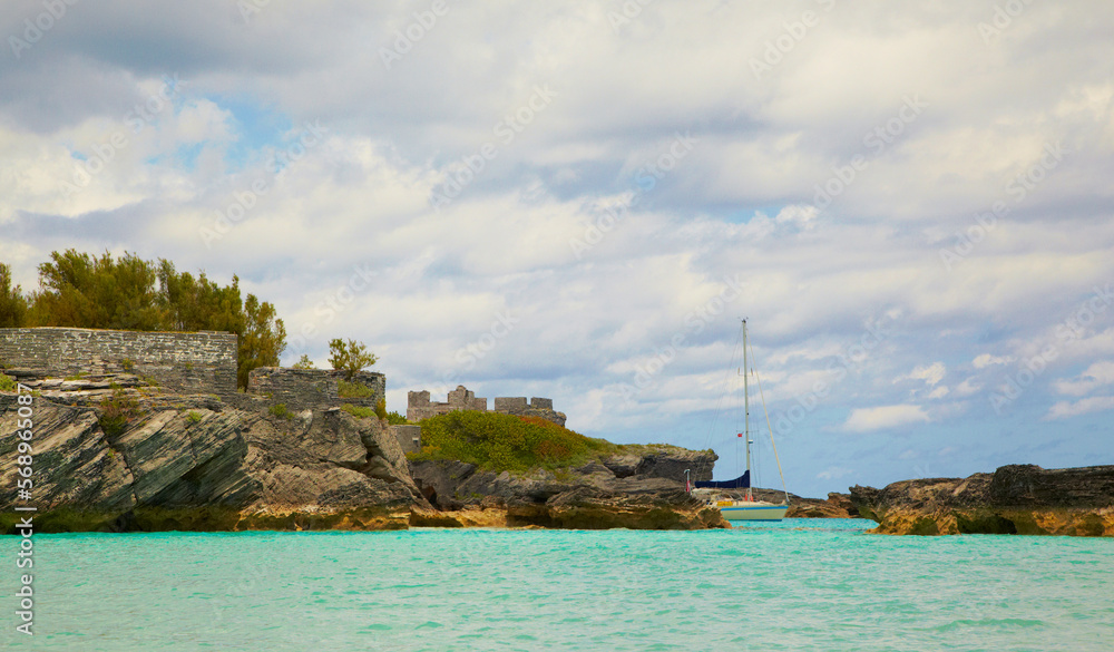 Fototapeta premium rocks by a beach in a tropical setting
