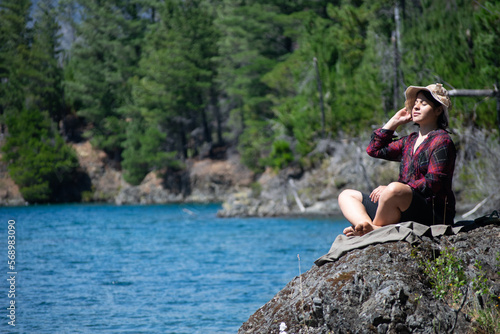 Una persona disfrutando las vacaciones tomando sol en la naturaleza