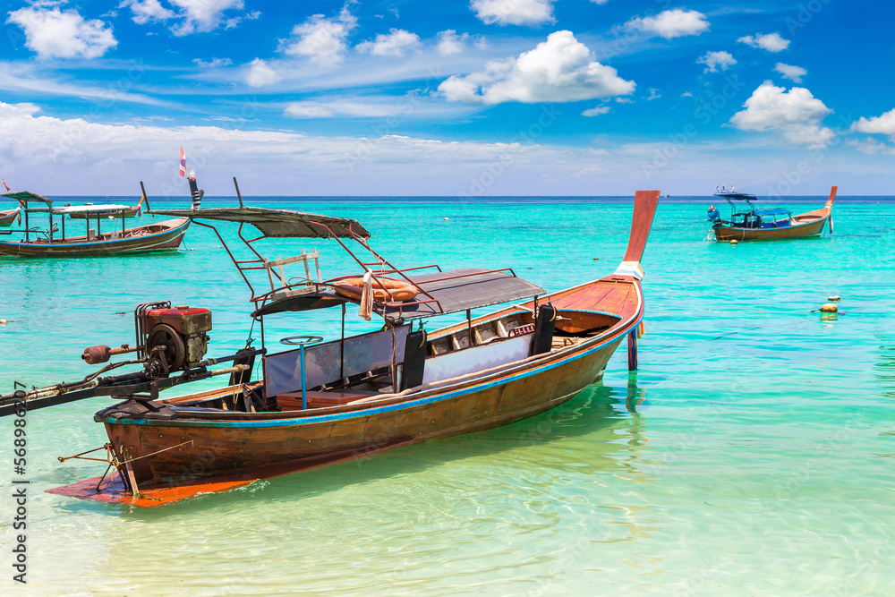 Fototapeta premium Thai traditional longtail boat