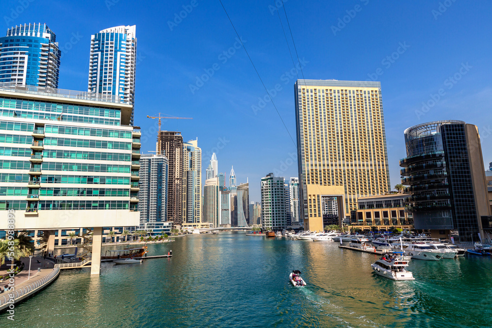 Fototapeta premium Dubai Marina in a sunny day