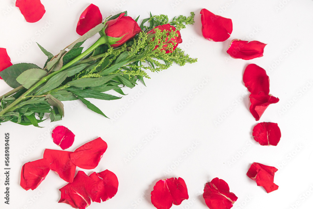 Hermosas rosas y petalos para obsequiar con amor