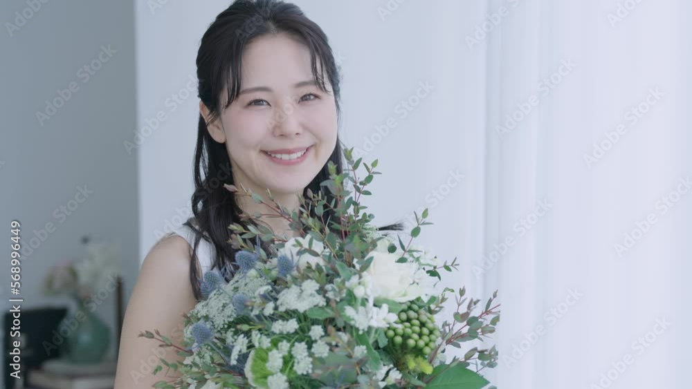 花束を持った笑顔の女性	