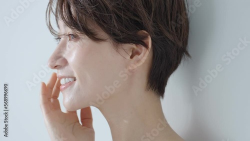 笑顔のミドル女性（美容・ビューティー）