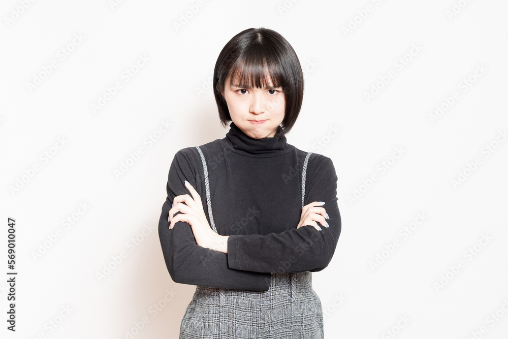 怒っている若い女性 怒っている若い女性