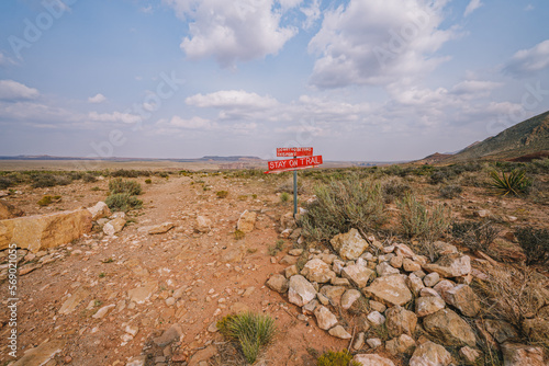 Φωτογραφία Stay on Trail poster  in the middle of desert on unpaved road