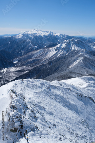 西穂高岳独標より焼岳や乗鞍岳を望む。