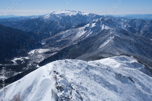 西穂高岳独標より焼岳や乗鞍岳を望む。