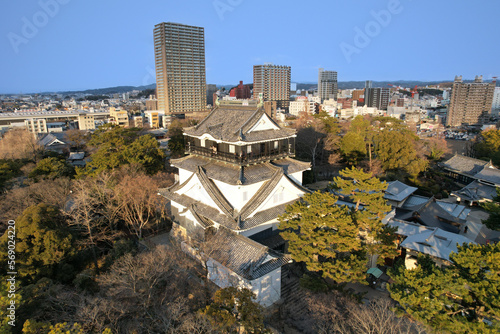 夕日に映える徳川家康の居城、岡崎城（ドローン空撮）