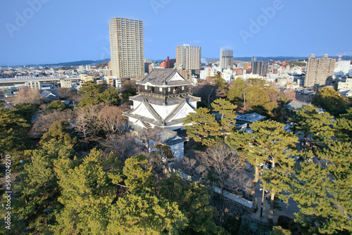 夕日に映える徳川家康の居城、岡崎城（ドローン空撮）