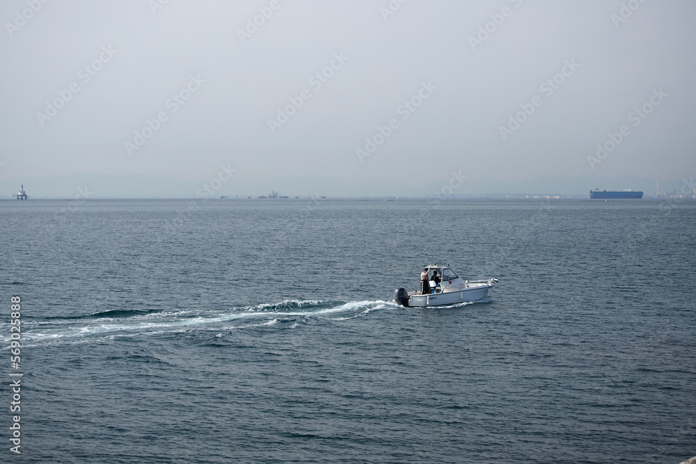 冬の伊勢湾の漁船と貨物船の風景