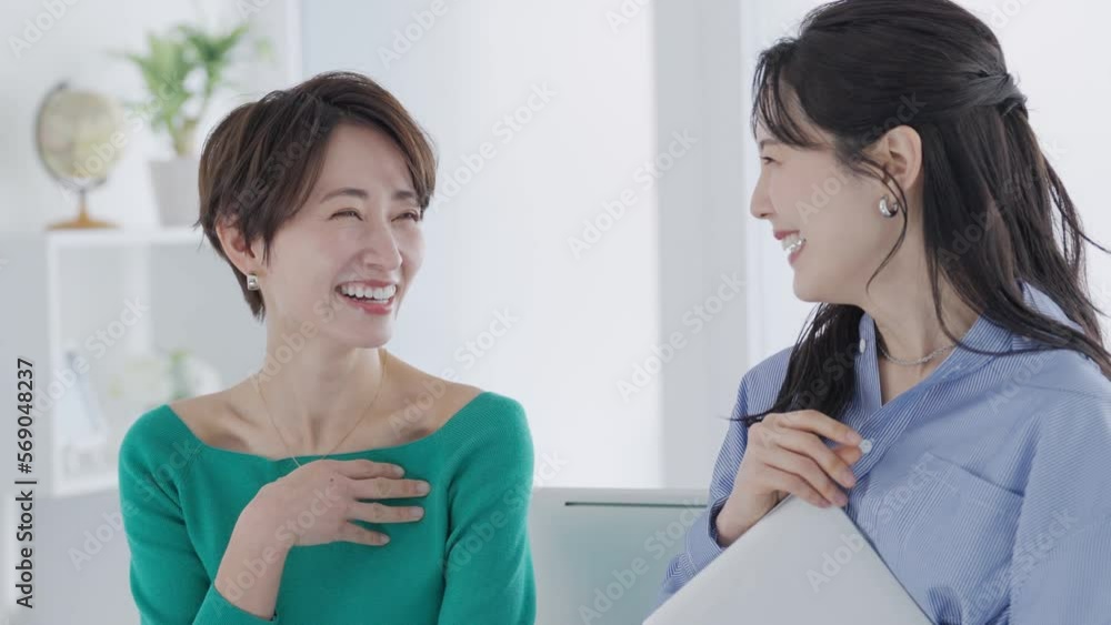 オフィスで働く女性たち(ビジネス・ビジネスマン) オフィスで働く女性たち(ビジネス・ビジネスマン)