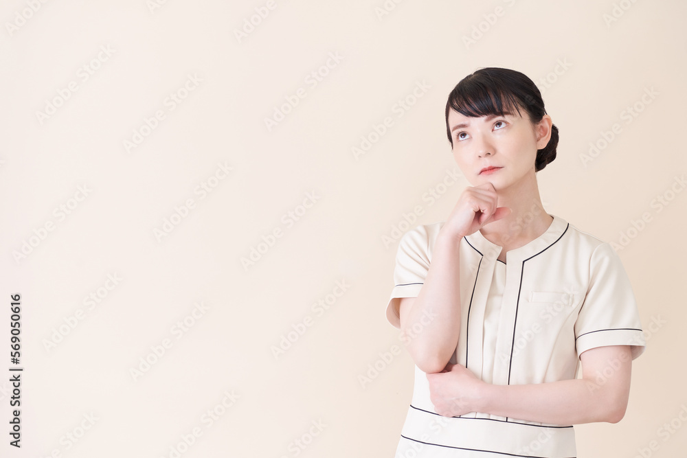 考えるエステ・美容クリニックの女性 考えるエステ・美容クリニックの女性
