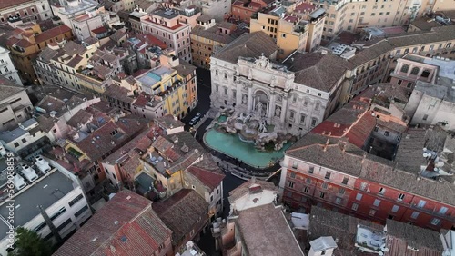 Fontana di Trevi, meta turistica di Roma, Italia.
Vista aerea della fontana più famosa e visitata dai turisti.
 photo