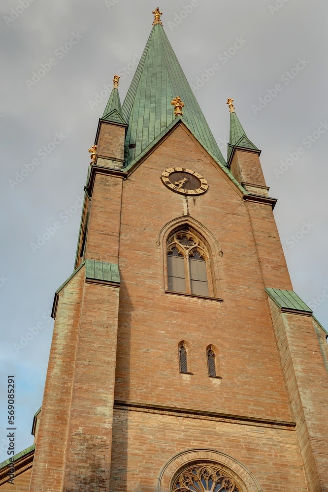 Fototapeta premium cathédrale et église au centre de Vasteras en Suède