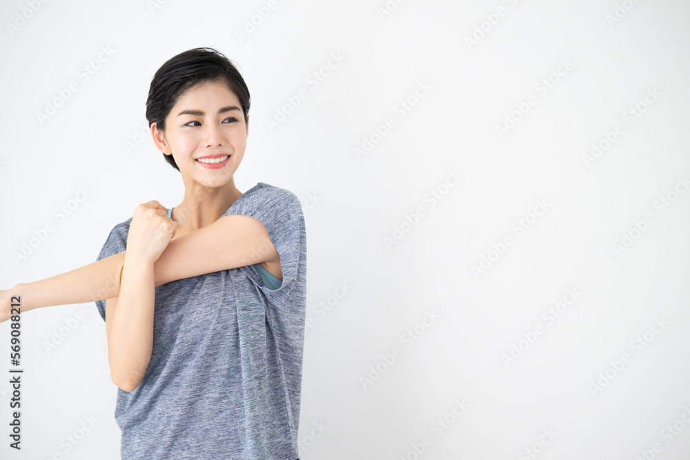 一緒にスポーツ頑張ってくれそうなダイエットや運動する女性　準備運動　右にコピースペースあり