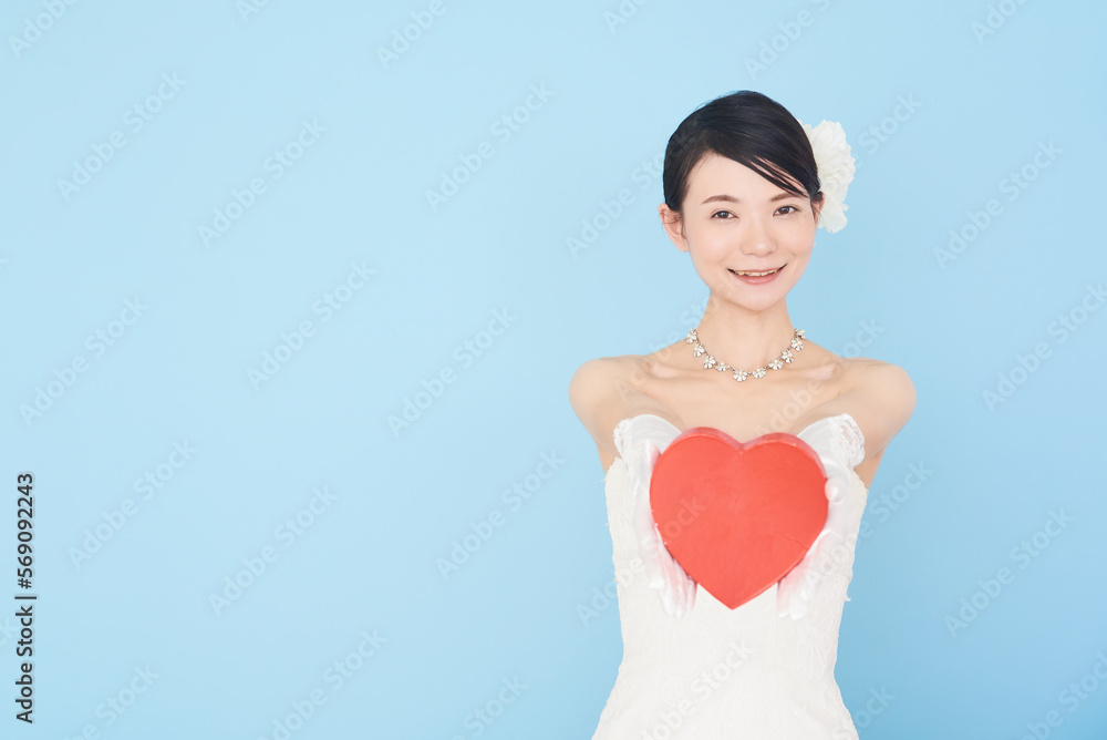 ハートマークをもつウェディングドレスを着た女性 ハートマークをもつウェディングドレスを着た女性