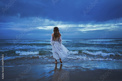 Obraz na płótnie Woman in white dress on a sea backgorund w salonie