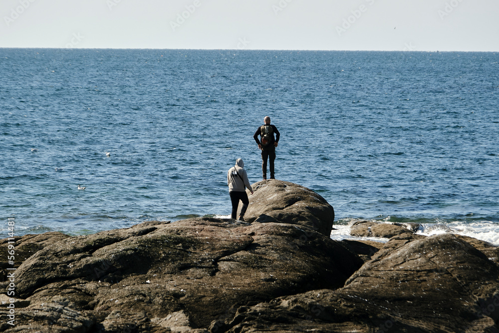 Deux hommes sur les rochers .