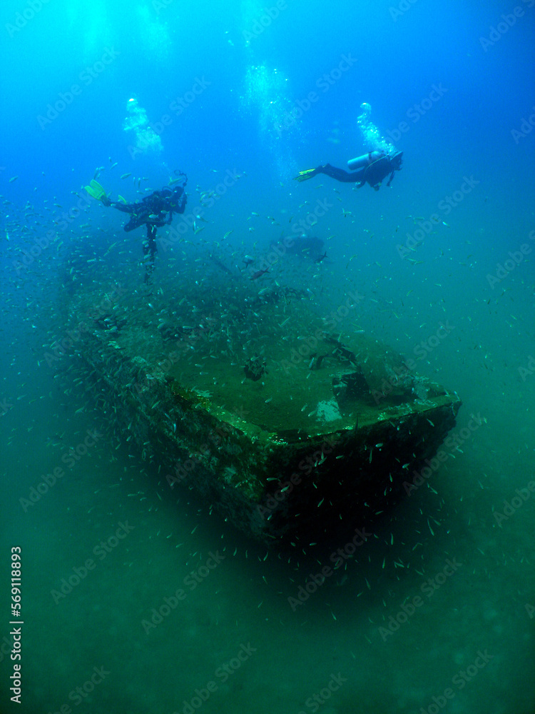 Obraz premium some divers in a small sunken ship in the crystal clear waters of the caribbean sea