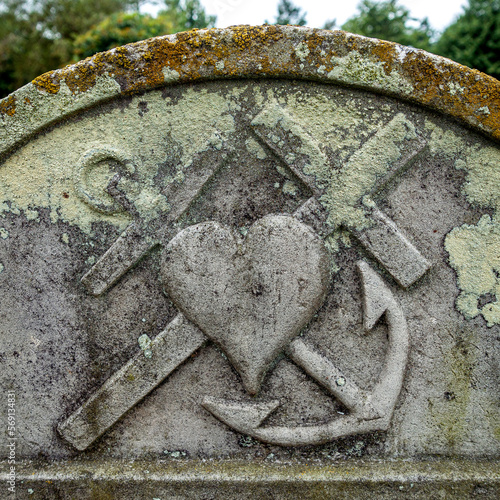 Historisches Seemannsgrab, mit den Symbolen Kreuz, Herz und Anker auf dem Friedhof der St. Laurentii Kirche in Süderende auf der Nordseeinsel Föhr