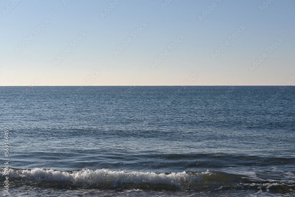 Fototapeta premium Fondo natural con detalle de cielo azul y mar 