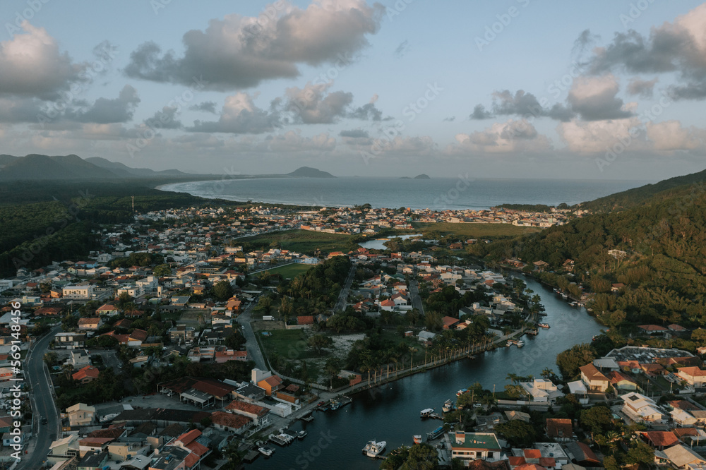 Fototapeta premium Das Dorf - Stadt Barra da Lagoa. Ein Fluss mündet im Meer. Ein Dorf liegt direkt am Meer. Drohne 3