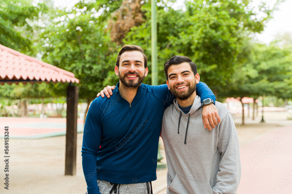 Obraz premium Portrait of excited friends smiling after exercising
