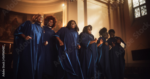 Tableau sur toile Black Christian Gospel Singers in Church Clapping and Stomping, Praising Lord Jesus Christ