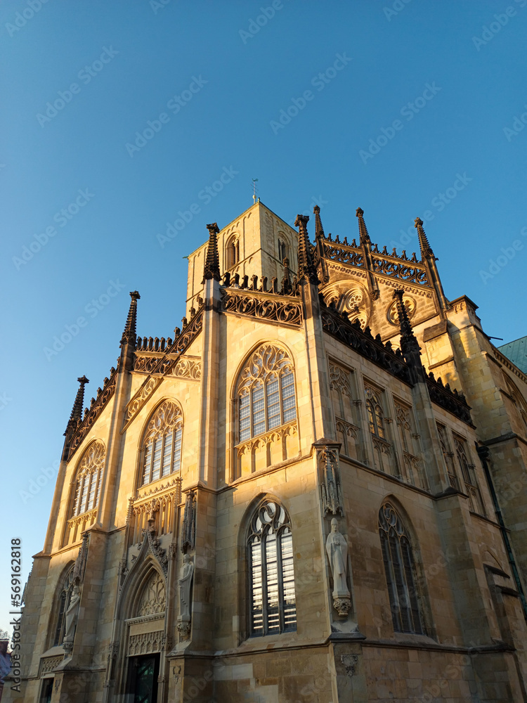 Blick auf die Fassade des historischen Doms in Münster