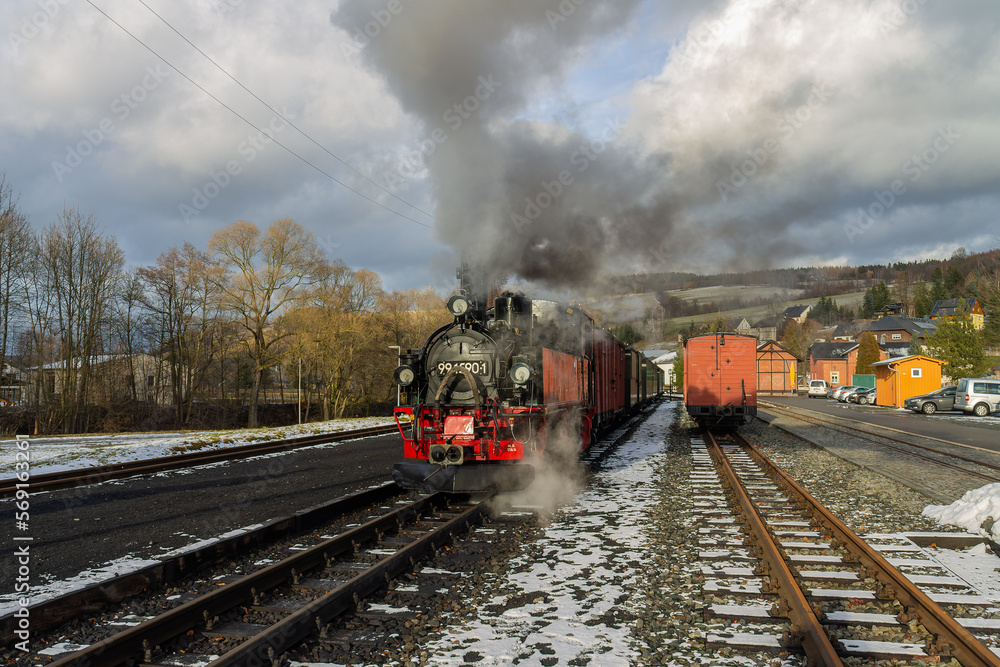 Obraz premium Dampfzug der Pressnitztalbahn im Erzgebirge in Deutschland