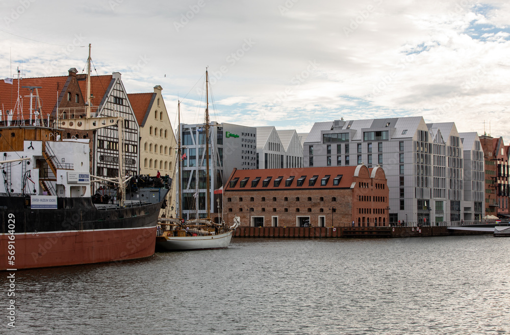 Fototapeta premium Granary Island in Gdansk - an example of a combination of old and modern architecture