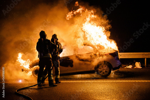 Feuerwehr löscht brennendes Auto