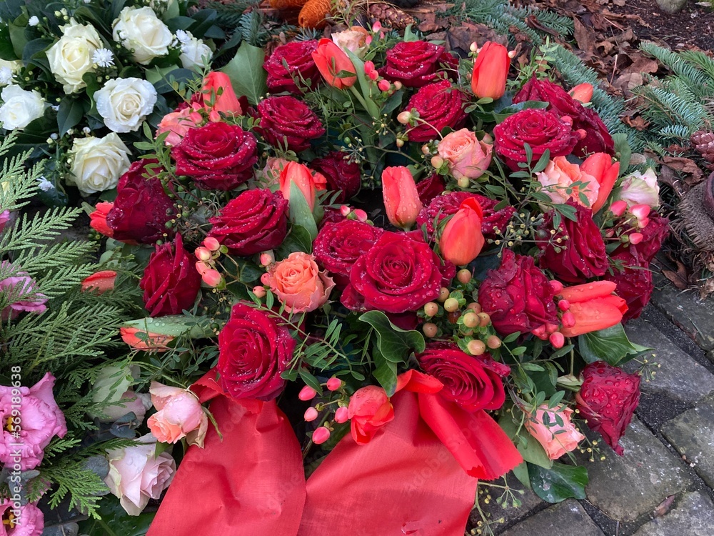 Blumen der Trauer im Trauerkranz in der Farbe der Liebe Rot mit Tulpen
