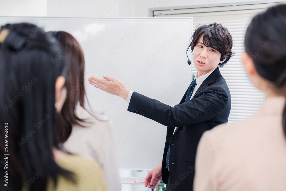 ビジネス講師の男性 ビジネス講師の男性