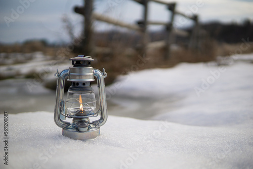 雪とオイルランタン © 歌うカメラマン