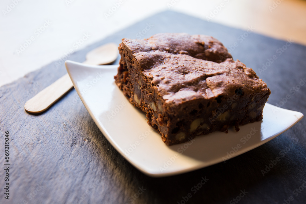 A brownie is a small chocolate cake, typical of the gastronomy of the United States. It is named for its dark brown color, or brown in English. A brownie is a small chocolate cake, typical of the gastronomy of the United States. It is named for its dark brown color, or brown in English.