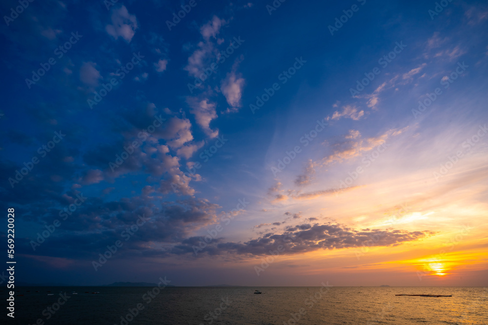 Obraz premium Pattaya Beach, Pratumnak Hill Between South Pattaya Beach and Jomtien Beach in the sunset, evening.