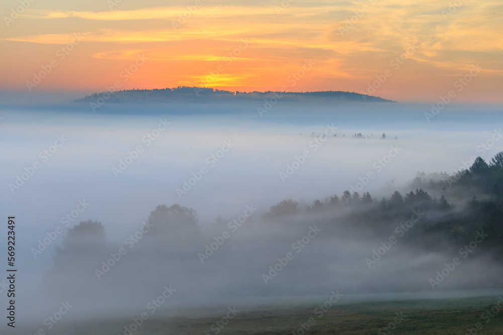 Obraz premium fog in mountain valley