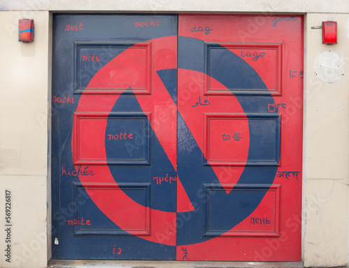 no parking sign on the gate
