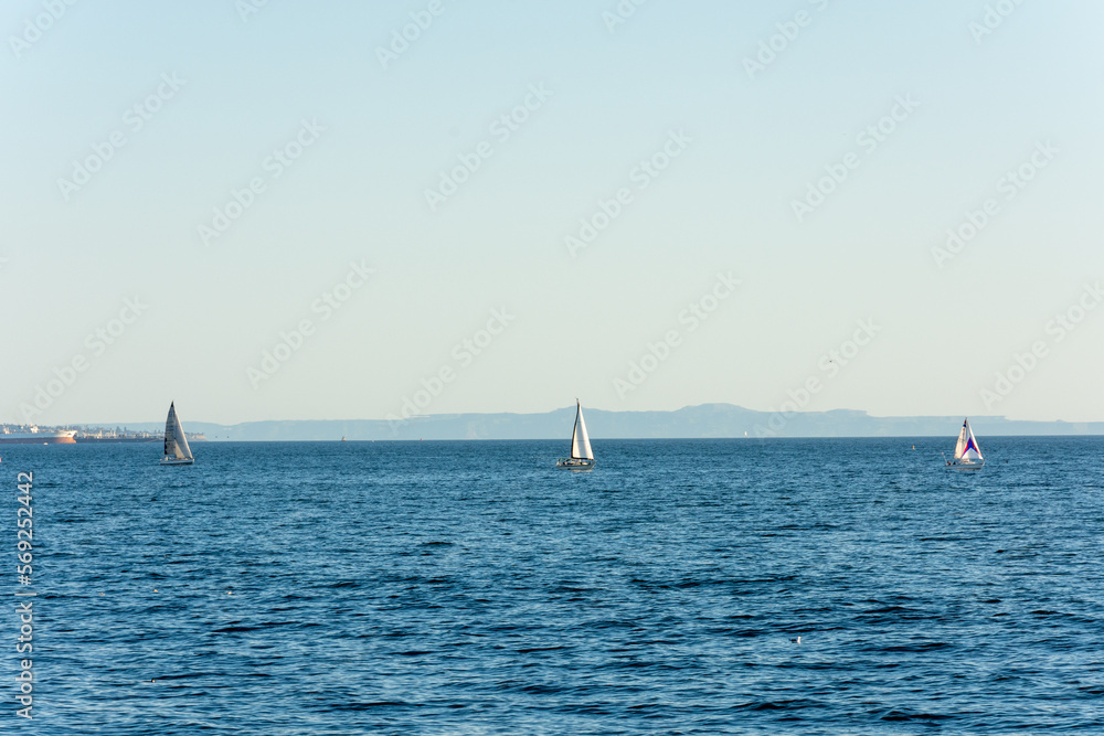 Obraz premium veleros navegando en el mar en los angeles